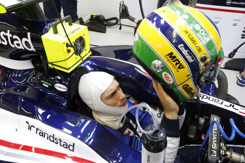 Bruno Senna se pone el casco