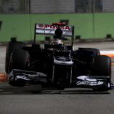 Pastor Maldonado atraviesa la triple chicane