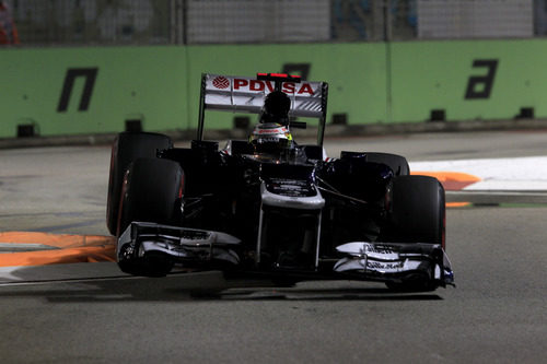 Pastor Maldonado atraviesa la triple chicane