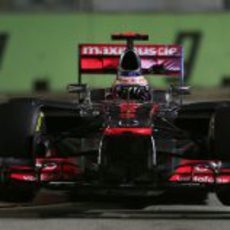 Jenson Button rueda bajo la noche de Singapur