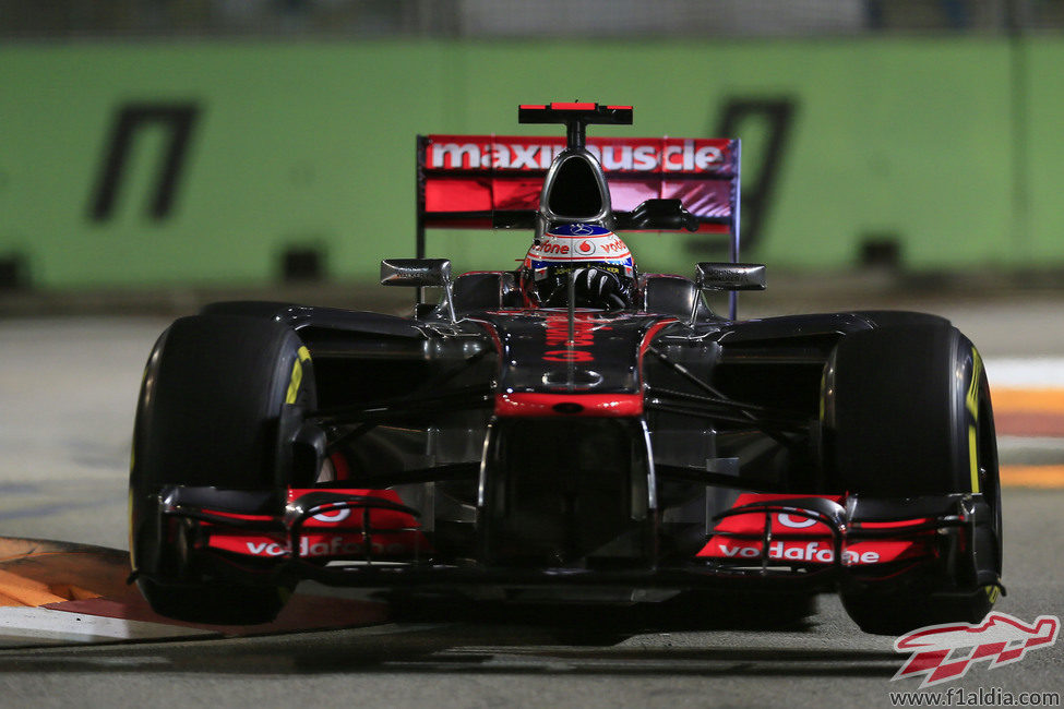 Jenson Button rueda bajo la noche de Singapur