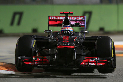 Jenson Button rueda bajo la noche de Singapur