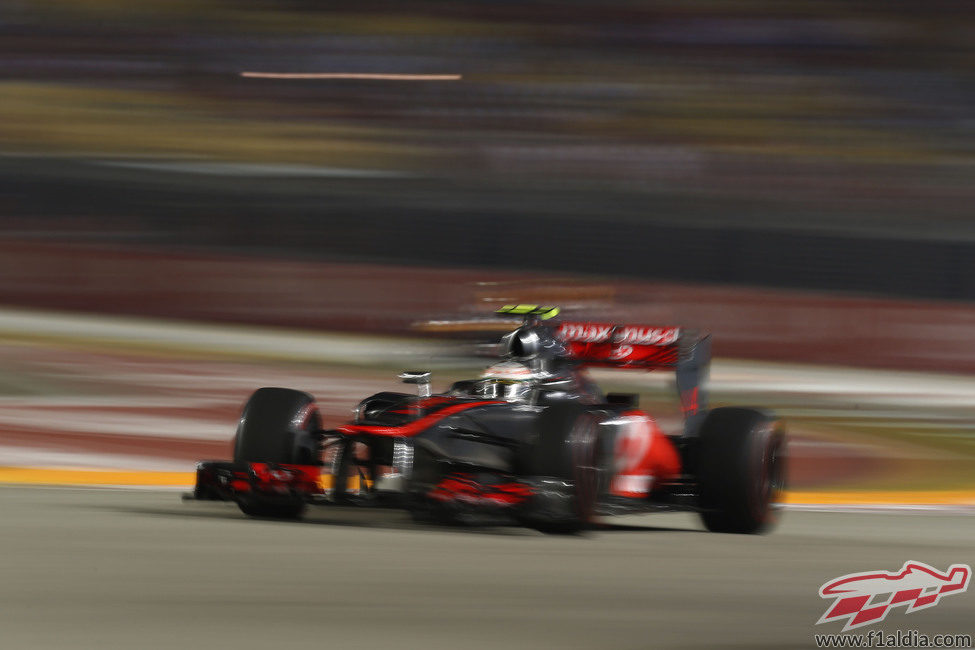 Lewis Hamilton 'vuela' en el circuito de Marina Bay