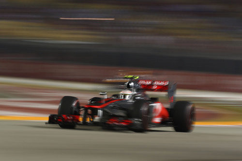 Lewis Hamilton 'vuela' en el circuito de Marina Bay