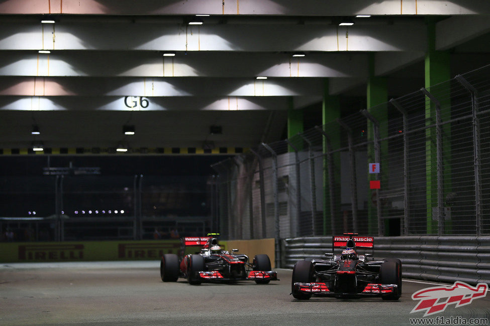 Button y Hamilton rodando juntos en Marina Bay