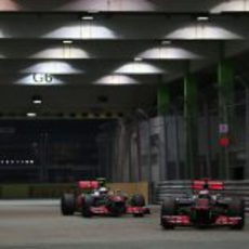 Button y Hamilton rodando juntos en Marina Bay