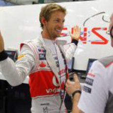 Jenson Button habla con su ingeniero en el garaje de McLaren