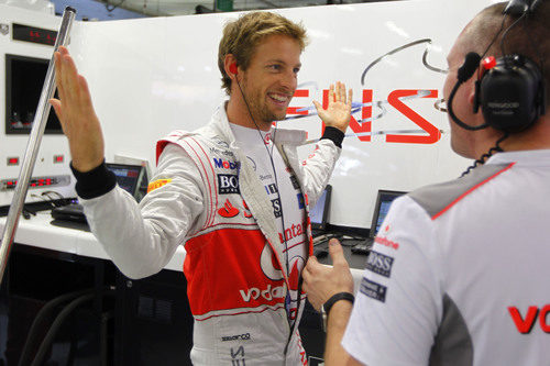 Jenson Button habla con su ingeniero en el garaje de McLaren