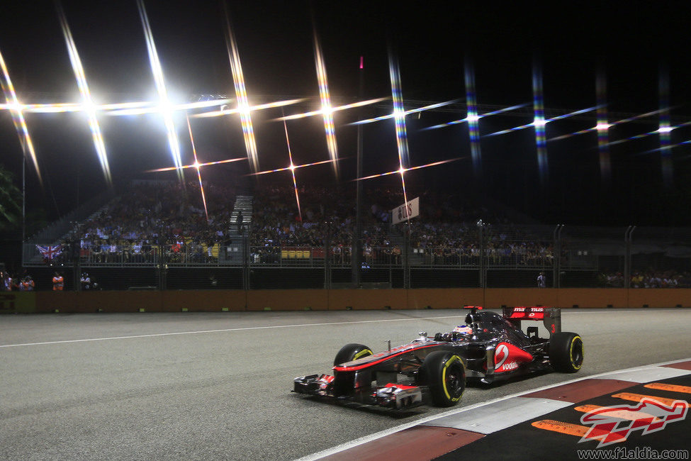 Jenson Button saldrá desde la segunda fila en Marina Bay