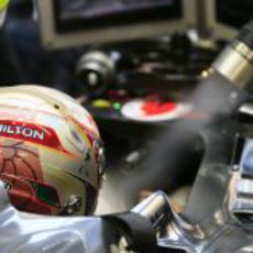 Lewis Hamilton con su casco especial en su monoplaza