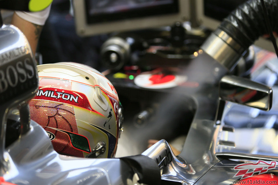 Lewis Hamilton con su casco especial en su monoplaza