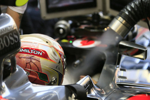 Lewis Hamilton con su casco especial en su monoplaza