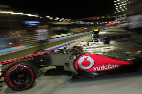 Lewis Hamilton sale de boxes con neumáticos superblandos