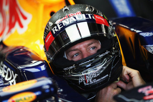 Sebastian Vettel se ajusta el casco antes de salir a la pista