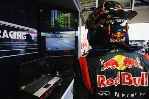 Vettel observa las pantallas desde el box de Red Bull