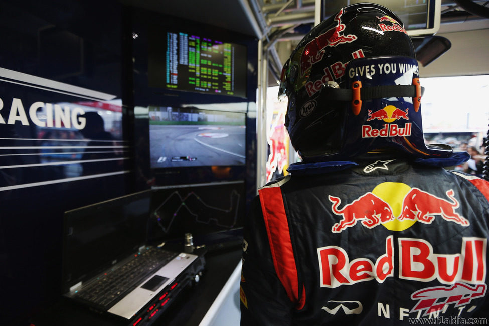 Vettel observa las pantallas desde el box de Red Bull