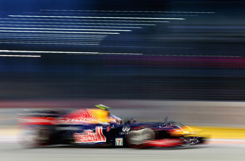 Mark Webber 'vuela' durante los terceros libres del GP de Singapur