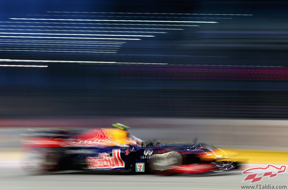 Mark Webber 'vuela' durante los terceros libres del GP de Singapur