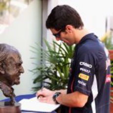 Webber firma el libro de condolencias de Sid Watkins en Singapur