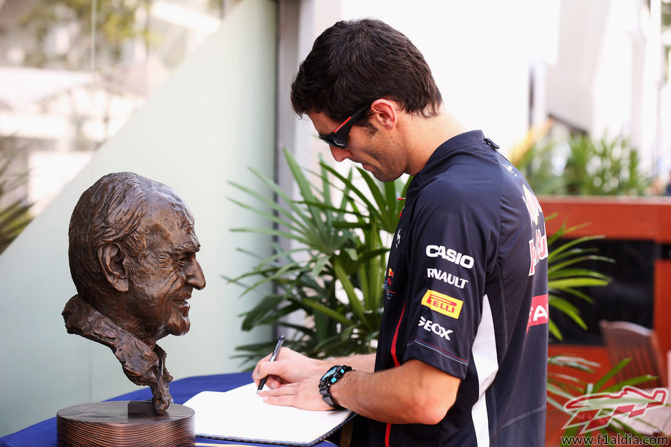 Webber firma el libro de condolencias de Sid Watkins en Singapur