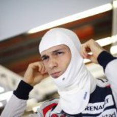 Bruno Senna se coloca el sotocasco