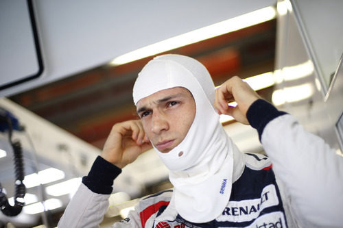 Bruno Senna se coloca el sotocasco