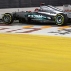 Michael Schumacher con su Mercedes W03 en Marina Bay