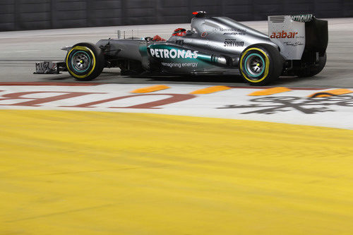 Michael Schumacher con su Mercedes W03 en Marina Bay