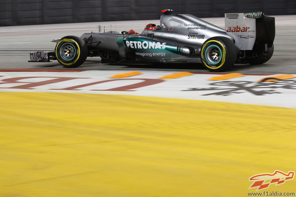 Michael Schumacher con su Mercedes W03 en Marina Bay