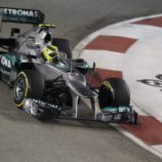 Nico Rosberg tomando una de las 23 curvas del circuito de Singapur