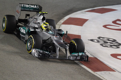 Nico Rosberg tomando una de las 23 curvas del circuito de Singapur