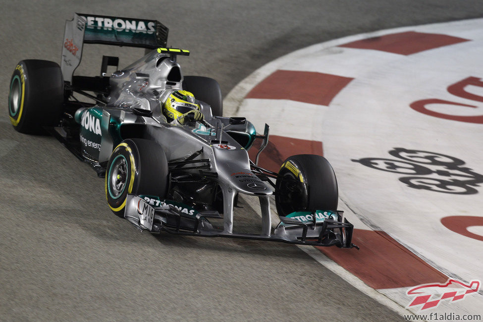 Nico Rosberg tomando una de las 23 curvas del circuito de Singapur