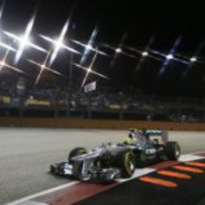 Nico Rosberg con su Mercedes W03 durante la clasificación de Singapur