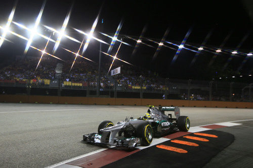 Nico Rosberg con su Mercedes W03 durante la clasificación de Singapur