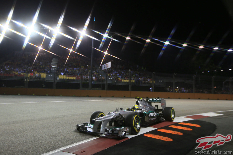 Nico Rosberg con su Mercedes W03 durante la clasificación de Singapur