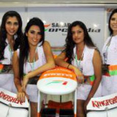 Las chicas del box de Force India