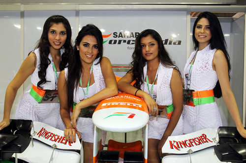 Las chicas del box de Force India