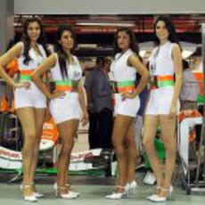 Las pitbabes de Force India posan frente al box