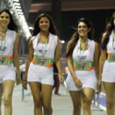 Las guapas azafatas de Force India atravesando el pitlane