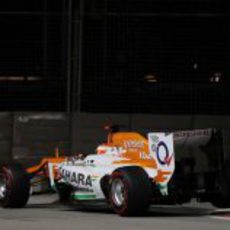 Paul di Resta salta en la chicane de Singapur