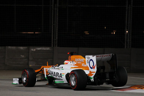 Paul di Resta salta en la chicane de Singapur