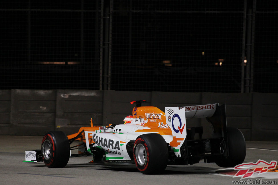 Paul di Resta salta en la chicane de Singapur