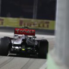 Lewis Hamilton a punto de tomar una curva en Singapur