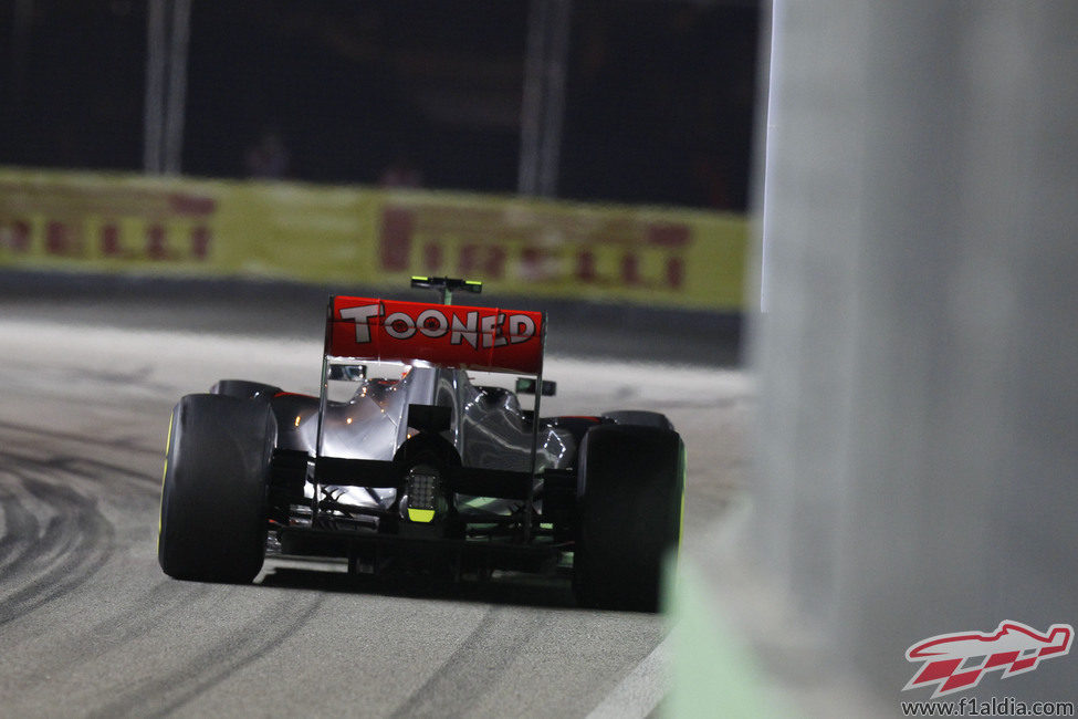 Lewis Hamilton a punto de tomar una curva en Singapur