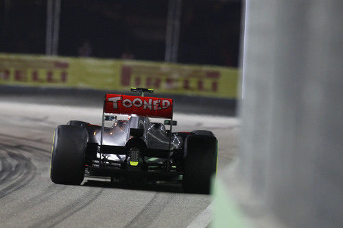 Lewis Hamilton a punto de tomar una curva en Singapur