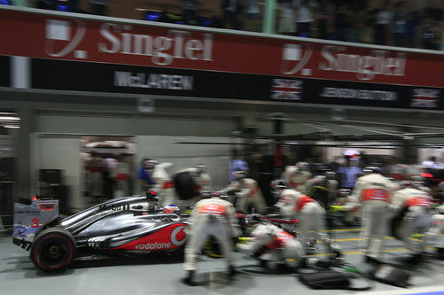 Parada en boxes para Jenson Button durante la carrera