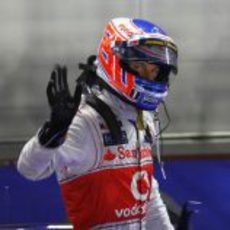 Jenson Button celebra su segundo puesto en Marina Bay