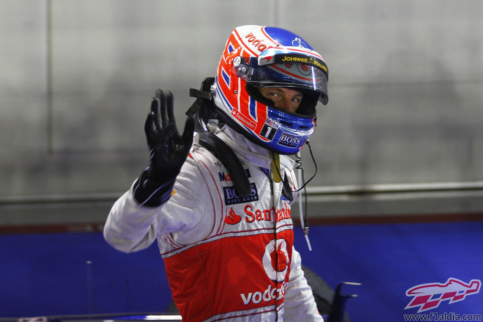 Jenson Button celebra su segundo puesto en Marina Bay