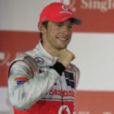 Jenson Button celebra su segundo puesto en el podio