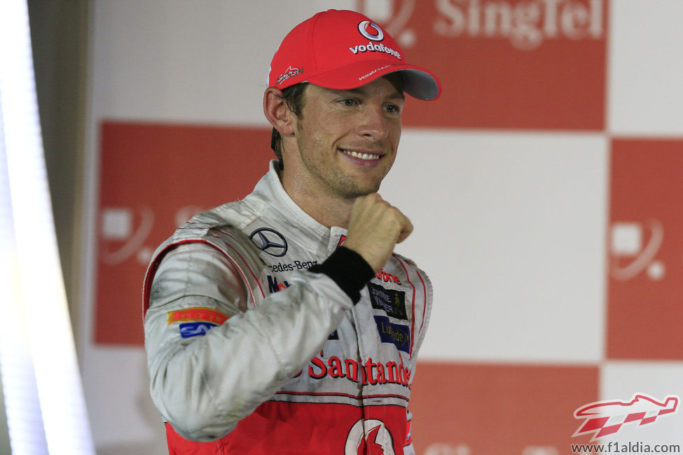 Jenson Button celebra su segundo puesto en el podio